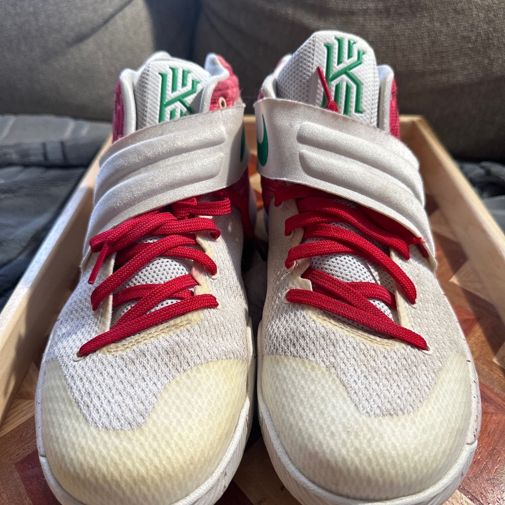 Nike men’s basketball sneakers